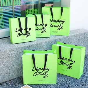 Sac de shopping en carton kraft imprimé sur mesure avec poignée en ruban, estampage or, réutilisable, personnalisation, 1 pièce MOQ, écologique - Product Image 2