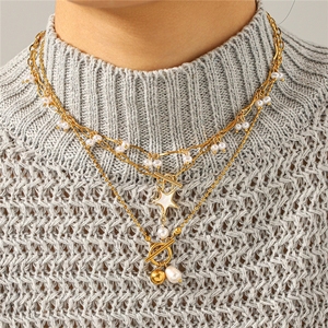 Collier tendance avec pendentif à boucle OT et perles, en acier inoxydable plaqué or 18 carats, idéal pour un cadeau - Product Image 1
