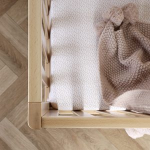 La cama de bebé esencial para recién nacido se adapta al colchón de cuna estándar Base de cama ajustable natural Cuna convertible Austin 3 en 1 para bebé - Product Image 2