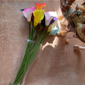 Fleurs artificielles de lys calla en plastique de haute qualité, style réaliste et naturel, faites à la main pour la Saint-Valentin et le Nouvel An - Product Image 4