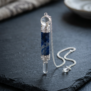 Pendule en cristal de sodalite sculpté RozRin avec chaîne, poli, portable, outil de Reiki en forme de crayon, Gujarat - Product Image 2