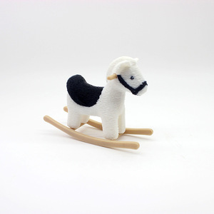 Modèle de cheval à bascule miniature arc-en-ciel blanc, micro jouet trojan, ornement, accessoire de mobilier créatif pour la décoration de scène de <span class=keywords><strong>maison</strong></span> de poupée - Product Image 1