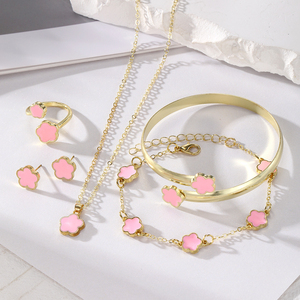 Nuevo Conjunto de Joyería de Boda para Mujer, Chapado en Oro, con Diseño de Trébol de Cinco Hojas, 5 Piezas: Pulsera, Anillo, Aretes y Collar - Product Image 5