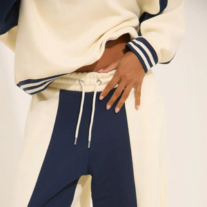Conjunto Deportivo Informal de 2 Piezas para Mujer, Sudadera con Capucha Holgada y Logotipo Personalizado, Estilo Casual y Moderno - Product Image 3