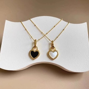 Collar de moda Concha blanca y negra dos lados un collar Corazón Cerradura Amor Colgante Luz Lujo Acero inoxidable Corazón Collar - Product Image 2