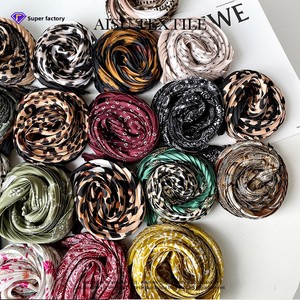 Nouvel arrivage transfrontalier : Foulard carré plissé en polyester haut de gamme, imprimé tie-dye et motif léopard, pour femme, assorti comme foulard de tête ou tour de cou - Product Image 3
