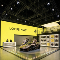 Stand d'exposition automobile personnalisé 20x20 avec enseigne suspendue LED, enseigne en lettres LED et revêtement de sol sur mesure