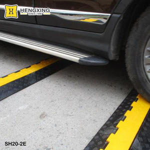 Seguridad vial Bloqueo apretado duradero Joroba <span class=keywords><strong>para</strong></span> exteriores Cubierta de alambre de PVC amarillo 2 canales <span class=keywords><strong>Protector</strong></span> de cable de goma negro - Product Image 5