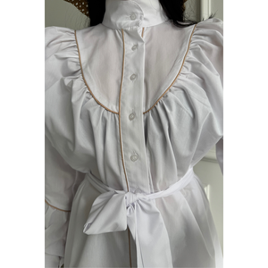 Robe de soirée évasée en popeline blanche avec détail boutonné sur le devant et ceinture à nouer - Product Image 5