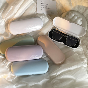 Boîte <span class=keywords><strong>à</strong></span> lunettes <span class=keywords><strong>à</strong></span> monture simple Ins crème portable légère personnalisée en usine Lunettes de soleil personnalisées en matériau de fer PU frais écologique - Product Image 1
