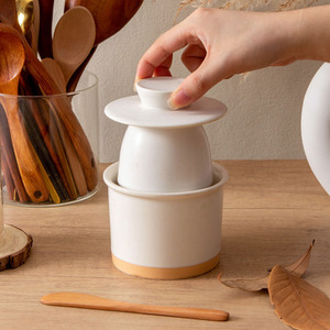 Plato para Mantequilla de Porcelana Chaozhou, Cilíndrico, Blanco, Apto para Microondas, con Cuchara, Logotipo Personalizado - Product Image 3