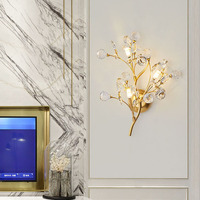 Applique murale LED en cristal doré de luxe léger pour salon, chambre à coucher, chevet, éclairage élégant avec corps en aluminium pour usage domestique