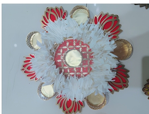 Lanterne florale en résine faite à la main avec plumes blanches et accents rouges et dorés, porte-bougie décoratif pour la maison, les fêtes et les mariages - Product Image 1