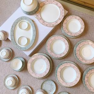 Lot de 33 pièces de vaisselle de luxe en porcelaine fine de style européen, motif bleu et rose, et assiettes de présentation en porcelaine - Product Image 3