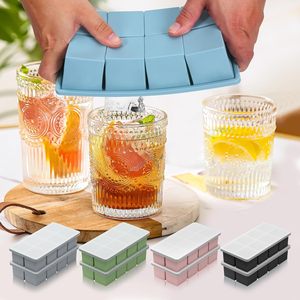 Bandeja de silicona premium antiderrames para cubitos de hielo con tapa - Molde cuadrado grande de 8 cavidades reutilizable y a prueba de fugas para cubitos de hielo grandes y transparentes - Product Image 2