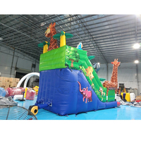Château gonflable géant pour enfants avec toboggan et zones de saut, thème animaux de la savane : girafe, orang-outan, tigre, éléphant
