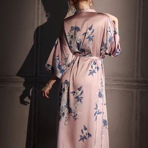 Lumee Nouveaux pyjamas pour femmes, robe de style chinois à motif floral rose, robe de mariée personnalisable en satin. - Product Image 5