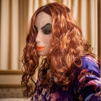 Masque intégral en latex Ugly Girl avec cheveux bouclés rouge-brun et grande bouche – Accessoire de fête tendance pour Halloween, mascarade et cosplay