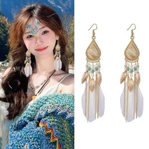 Pendientes de Plumas de Alta Gama Estilo Douyin con Borlas Largas Bohemias, Ganchos de Oreja Modernos para Chicas, Ideales para Fotos, Personalizados {Pendientes para Mujer} - Product Image 3