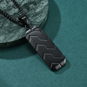 Nouveau collier tendance pour hommes européens et américains, motif hexagonal tridimensionnel en forme de pneu, style hip-hop rétro, en acier inoxydable - Product Image 4