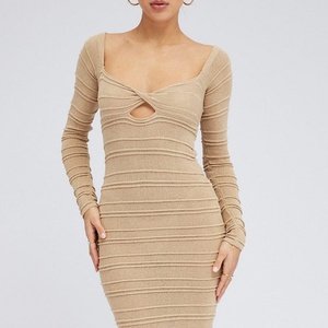 Nouvelle Robe Midi Moulante en Maille Côtelée Beige avec Découpes, Col Cœur Sexy, Manches Longues et Imprimé Rayé – Style Estival - Product Image 3