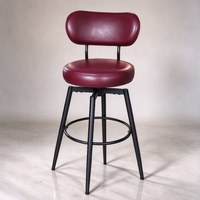 Tabouret de bar pivotant rouge bordeaux avec dossier arrondi, coussin épais rond, pieds en métal et repose-pieds annulaire pour mobilier de café et terrasse
