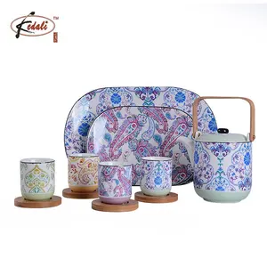 陶瓷餐具餐盘和茶壶，带木柄和杯具贴花