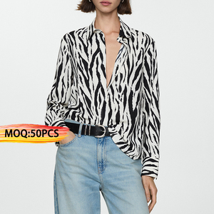 <span class=keywords><strong>เสื้อ</strong></span>เชิ้ตสตรีแขนยาวพิมพ์<span class=keywords><strong>ลาย</strong></span><span class=keywords><strong>ม้าลาย</strong></span>คอเสื้อแบบกระดุมขนาดใหญ่50ชิ้นสำหรับ<span class=keywords><strong>เสื้อ</strong></span>ผ้าตามสั่ง - Product Image 1