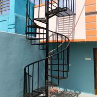 Escalier en spirale extérieur thermolaqué avec empreinte compacte et main courante circulaire en acier pour projets extérieurs