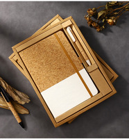 Carnet A5 à couverture rigide en tissu de liège, avec emplacement pour stylo en liège et boîte en kraft, idéal pour cadeaux d'entreprise personnalisés avec logo.