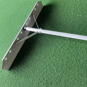 Râteau de golf professionnel pour l'élimination des boules de terre et la réparation des pelouses, avec long manche en aluminium - Product Image 2