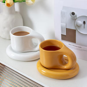 ชุดกาแฟเซรามิกเฉาโจวพร้อมจานรอง สีพื้น ดีไซน์คู่รัก สำหรับเป็นของขวัญ DB1896 - Product Image 1