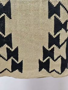 Cami monochrome élégant en laine/cachemire avec des motifs de chevrons audacieux et un design sans manches pour un look décontracté - Product Image 5