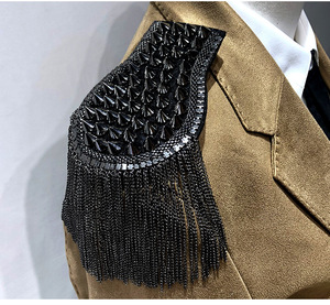 Venta al por mayor hombro charreteras borla enlace cadena Punk remaches flecos Charretera hombro insignia escenario vestido uniforme Accesorios - Product Image 4