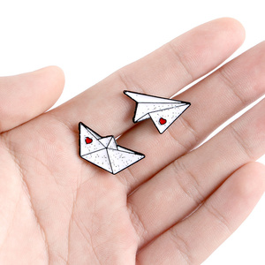 Broches de esmalte de <span class=keywords><strong>barco</strong></span> de avión de papel, broches de amor personalizados, Pin de solapa, bolsa de camisa, insignia de ferry de avión, Mini regalo de joyería para niños y amigos - Product Image 4