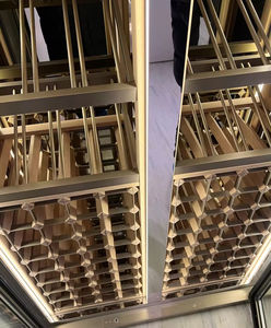 Armoire à vin élégante personnalisée avec étagères en métal doré et vitrine en verre pour le mobilier de divertissement à domicile - Product Image 3