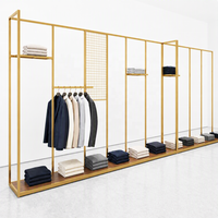 Porte-vêtements mural linéaire fin en métal noir avec accent grille dorée et base en bois – Fabricant