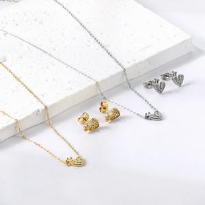 Nouveauté : Parure de bijoux tendance pour filles, comprenant des boucles d'oreilles clous mignonnes et un collier cœur en zircon, en acier inoxydable plaqué or, inaltérable - Product Image 5