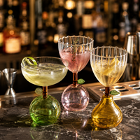Gobelet à cocktail créatif en verre en forme de plante, design pomme-poire, avec base colorée et décoration en forme de feuille, pièce unique