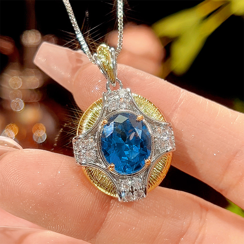 Colgante de cristal azul puntiagudo con cadena de eslabones.