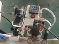 Machine d'étiquetage automatique verticale pour bouteilles |   Applicateur d'étiquettes rondes haute précision pour contenants en plastique et en verre