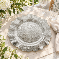 Assiette de présentation en plastique argenté de 13 pouces, texture rayée thermolaquée, bord festonné élégant pour mariage, banquet, événement