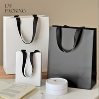 Sacs cadeaux portables de luxe blancs en kraft à motif floral avec poignée en corde de coton, personnalisables numériquement avec logo publicitaire pour emballage de bijoux, en stock