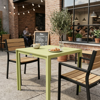 Table carrée de jardin en aluminium sur mesure avec trou pour parasol, adaptée à divers restaurants en plein air, cafés, patios, taverne