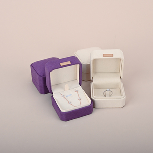 Caja de regalo de terciopelo de microfibra de gran venta, caja de exhibición cuadrada con tapa abatible de colores para anillos, pendientes, pulseras y collares. - Product Image 1
