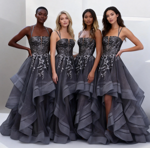 Abito da Sera in Tulle a Strati Grigio con Applicazioni in Pizzo Scintillante e <span class=keywords><strong>Schiena</strong></span> Incrociata per Cerimonie e Matrimoni - Product Image 1