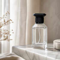 Vente en gros de flacons de parfum en verre transparent carrés facettés vides de 30 ml, 50 ml, 100 ml avec bouchon noir et vaporisateur à pompe