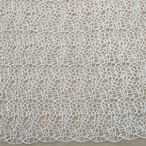Tissu en dentelle soluble dans l'eau 100% polyester brodé de fleurs pour robes de mariée, vêtements, chapeaux, sacs et plus encore - Product Image 2