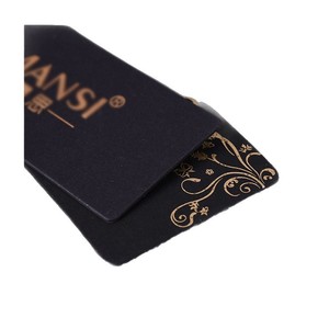 Étiquette de vêtement Honghao en carton noir avec logo personnalisé estampé à chaud pour vêtements homme et femme - Product Image 4