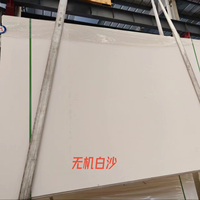 Dalles blanches unies de luxe en pierre de sable inorganique pour murs décoratifs et revêtements de sol de grande surface